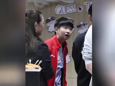 蒙彼利埃晚宴上 万圣节莎莎猜猜猜~到姐跟在她身边当翻译!小表情太灵动了