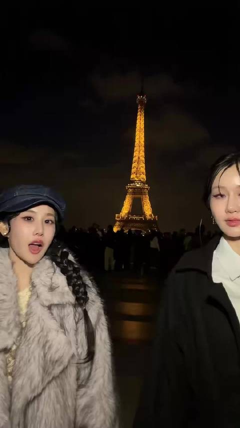 埃菲尔铁塔见证着一对幸福的巴黎恋人
