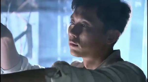 姑娘问男人：“在想什么？”，下一秒，男人：“想亲你！”