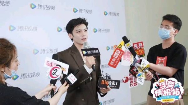 再次感叹小侯皮肤真的白的发光啊