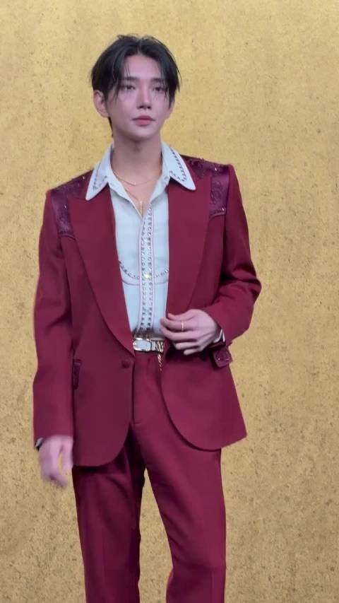 啊啊啊啊啊洪知秀连轴转赶上了vogue,惊先红毯,帅翻了!