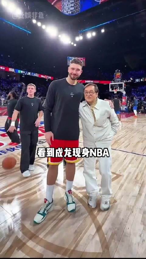 成龙现身NBA中国赛教功夫，洪金宝坐轮椅路演，李连杰打造短剧功夫宇宙
