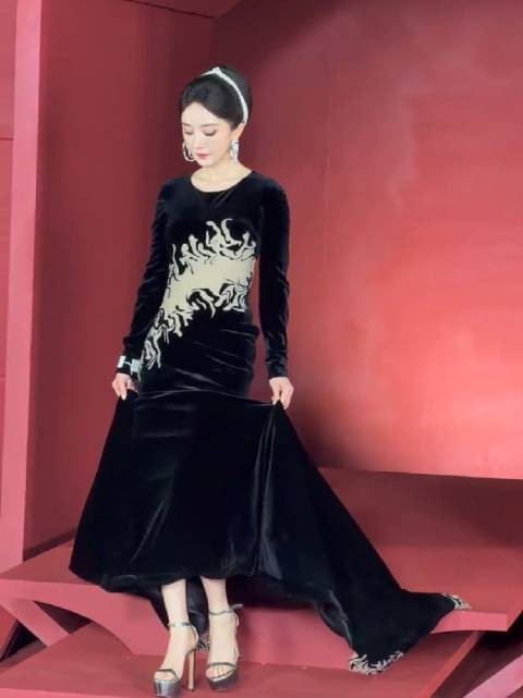 杨幂压轴亮相芭莎红毯 身穿Iris van Herpen高定