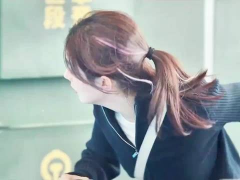 女孩上了一列高速列车,却不料突然发生意外,她必须在几分钟之内逃离
