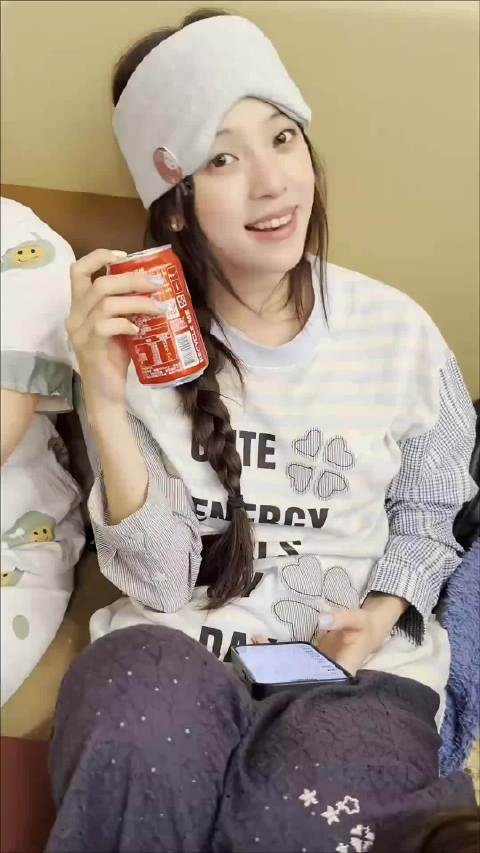 欧阳娜娜为了给姐姐欧阳妮妮生日惊喜，打扮成店员的样子