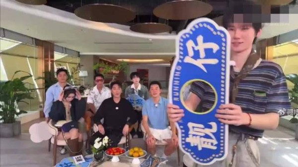 张真源直播堵错镜头 阴差阳错似怀里视角