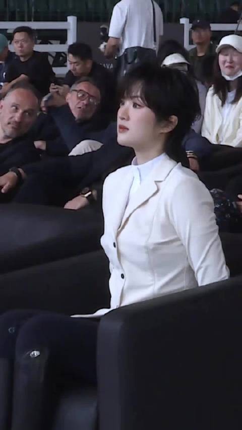 姚安娜安静的侧颜，藏着不张扬的力量，低调从容，越看越有味道