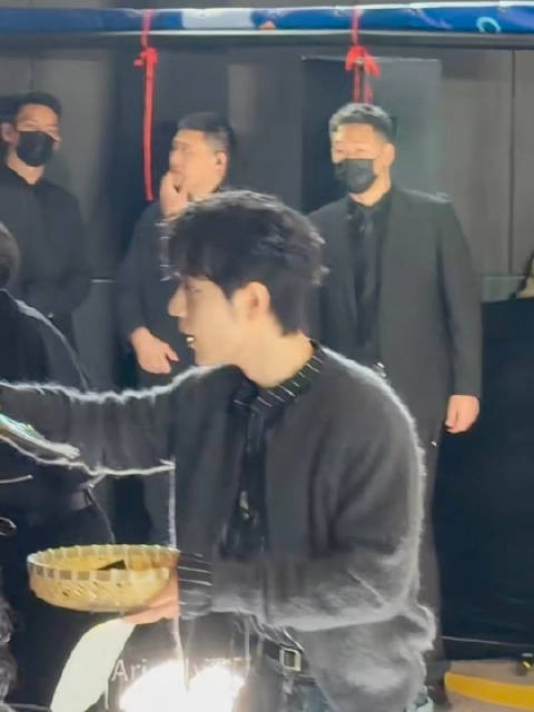 萌鼠了,拿个小筐派发海报