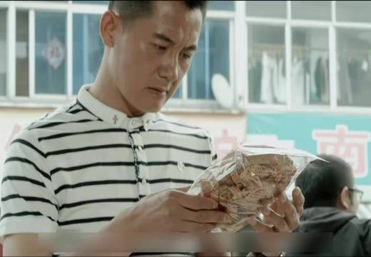 男人成功后回来寻找曾经帮助过自己的恩人