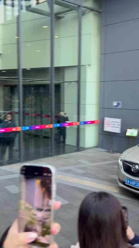 又是一身黑的刘宇宁上班了