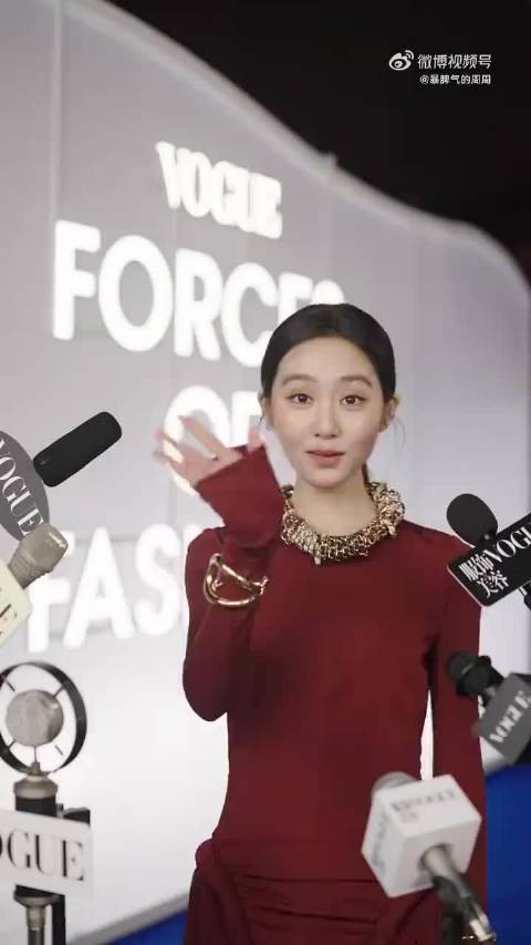 黄多多眼线妆容获赞，淡眼线凸显遗传妈妈的好基因