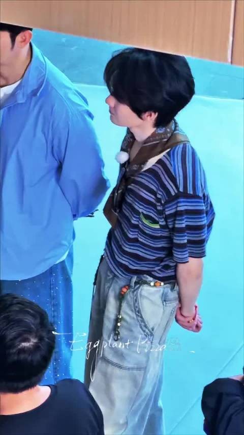 张真源险撞柱下意识撑住,对着柱子做俯卧撑