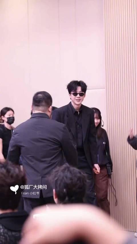 薛之谦周深发布会热聊被拍错位图