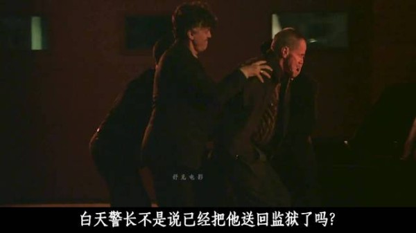 理查德目睹警长伪造卧轨自杀,冲上前救下老人