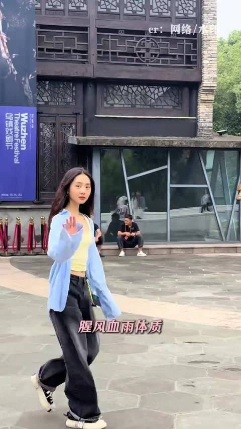 黄多多黄色衬衫明媚俏皮