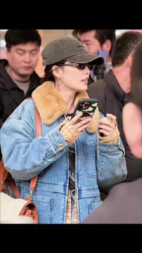 20261027 到了玉石市场走不动道啦! 看来@李沁 已经选到了喜欢的籽料啦!