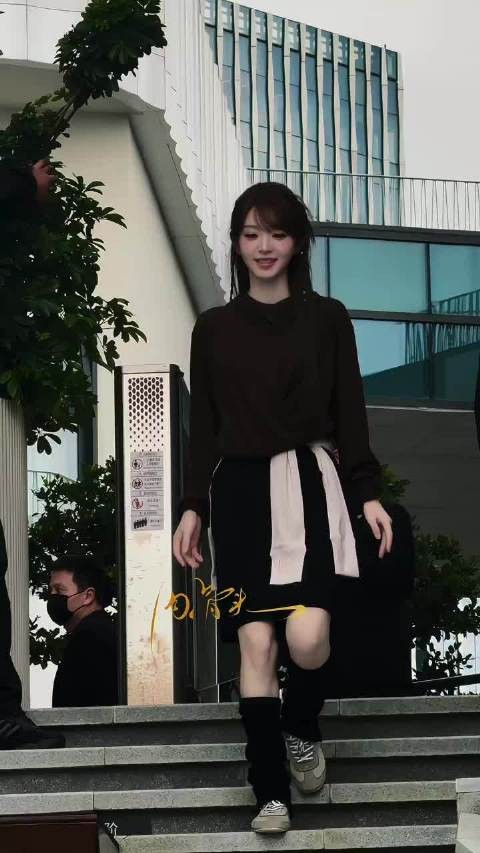 田曦薇歪头比心,卫衣编发尽显青春灵动