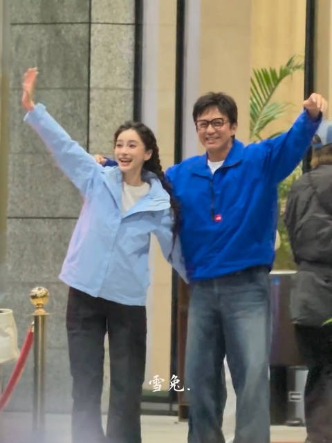 angelababy和邓超一起比心了 这是今天的视频