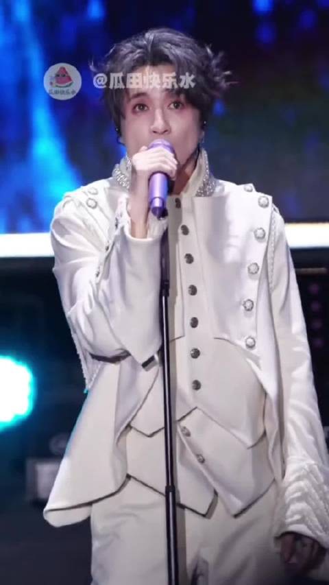 薛之谦贵阳演唱会遇开口跪歌迷