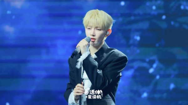 章昊and2ble showcase直拍 白纸花飘落如雪中唱歌