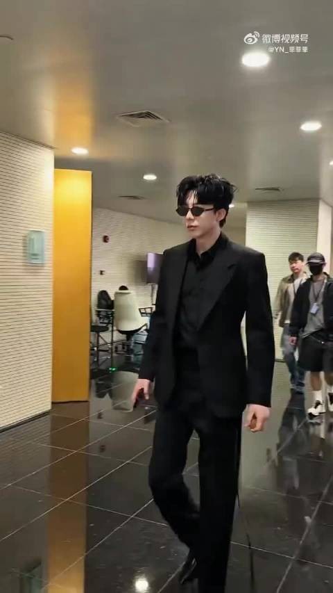 墨镜+西装 妥妥是小说里走出来的霸总啊