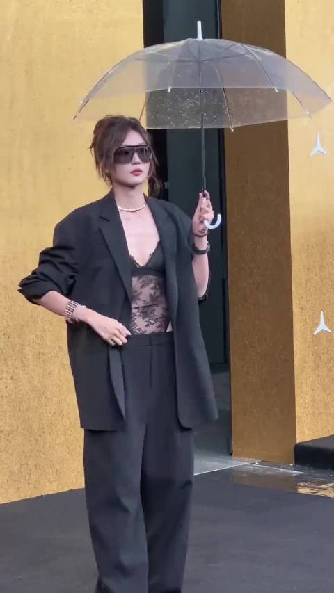 难怪越来越多人喜欢孙千——舒服耐看的长相,比一眼惊艳更长久