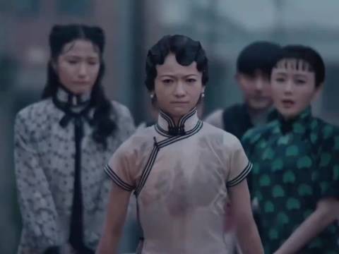 易兴华用命教儿女何为大义,三姐妹抬起父亲遗体