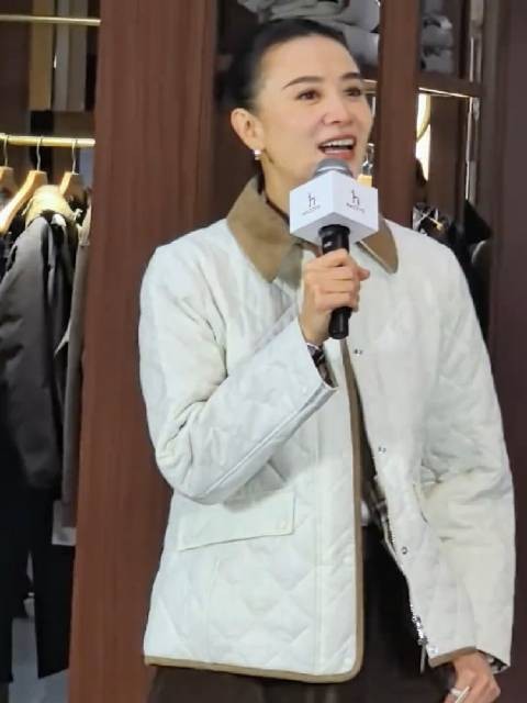 宋佳现身青岛依旧大光明造型,气场突出辨识度高