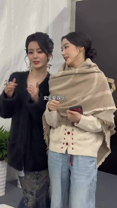 六金五官精致偏男相,小亿温婉大气,两版云渺同框养眼