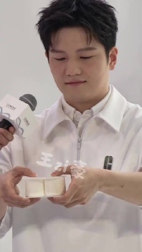 樊振东在线挤压棉花糖引快门声不断