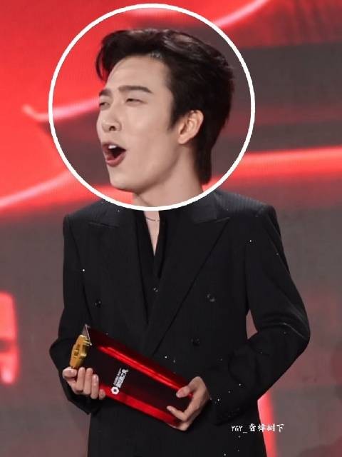 这小表情太可爱了 明明是老干部风,一起哄就好可爱 姚冠宇