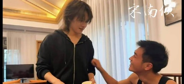 笑啊，你不是爱笑吗！我妈冷脸你怎么不笑了！小爹 @熊艺文Kuma