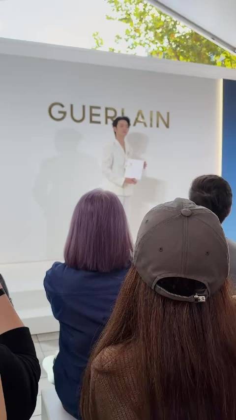 许凯花式摆pose 比心 主打一个有求必应·凯