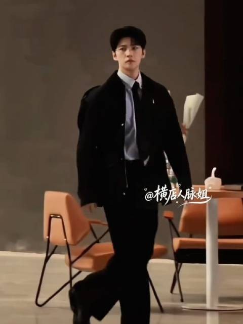 啊啊啊啊啊现偶的神来了，杨洋金丝眼镜许星纯！太帅了！