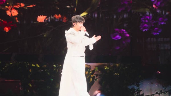 张杰一曲铭记给我唱哭了,治愈震撼的嗓音满是家国情怀,好像看到了壮阔的山河