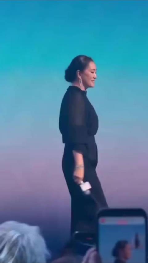 60岁巩俐原相机抓拍,挺拔身姿尽显女皇气场