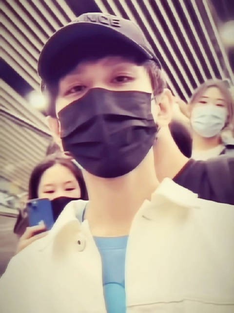 就只看了我一眼 就确定了永远 嘛嘛，他看我了 是不是得对我负责
