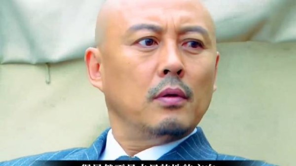 卧底走出鬼子宪兵队就要去打探情报,不料下一秒却发现去的方向不对