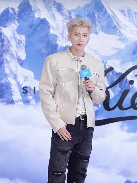 蔡徐坤科颜氏直播全程cut：从下车就开始直播的银发墨镜蔡徐坤登场！