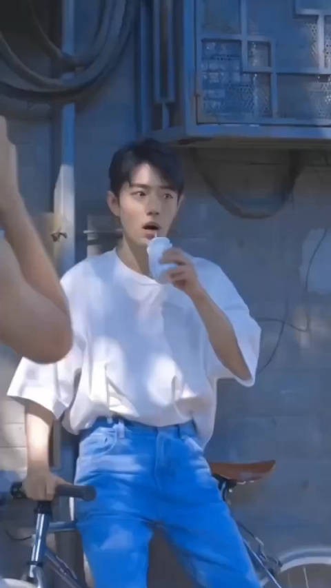 肖战顾魏笑容眼尾弯月牙虎牙若隐若现