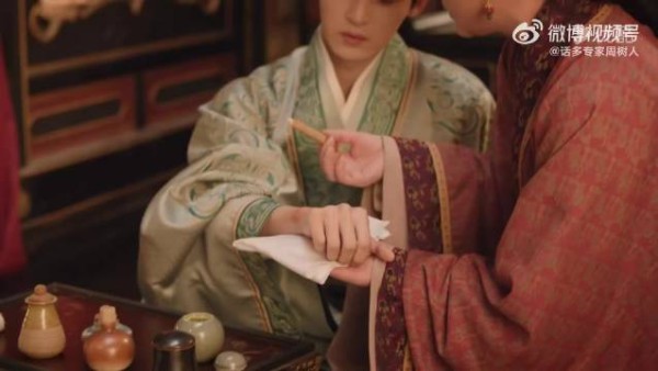 魏娆周芙四皇子不和是演的,魏娆叹气白眼像真的一样