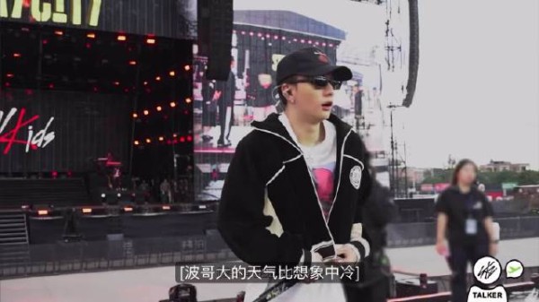 黄铉辰按32度整理行李抵南美 当地最低温度仅10度
