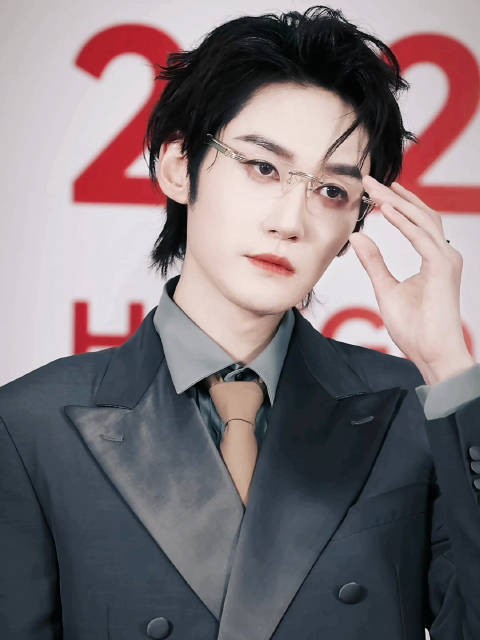 第一次拍@汪铎 此眼镜男好绝! 20261024横店