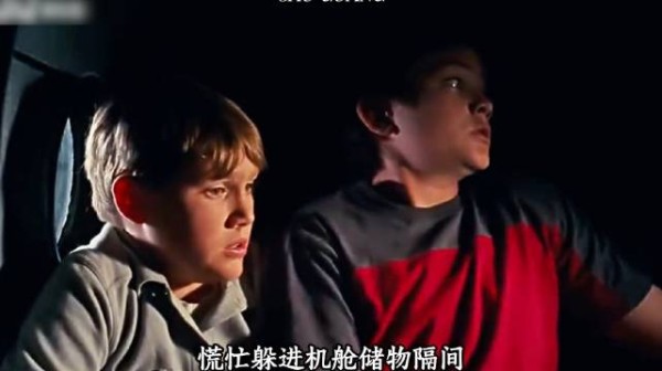 两男孩因一时贪玩上了别人的私人飞机，想下来的时候却傻了眼