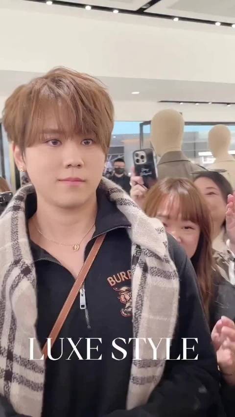 261028 Burberry圆方elements站台亮相