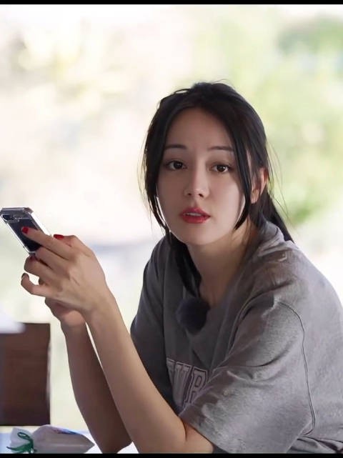她就这样安安静静的坐在那
