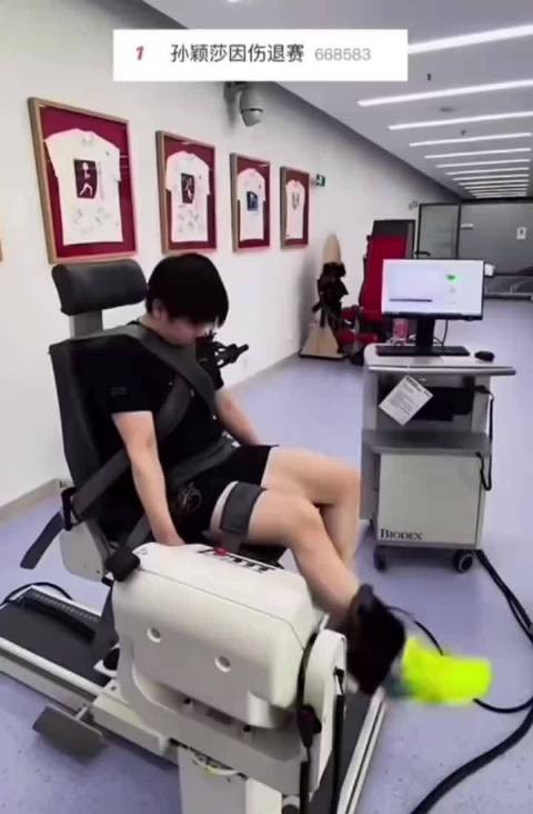 孙颖莎表情显露疼痛,球迷盼其先养好身体