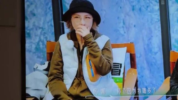 厉娜帖子评论区变脱口秀现场，粉丝抛梗她接网友调侃她回