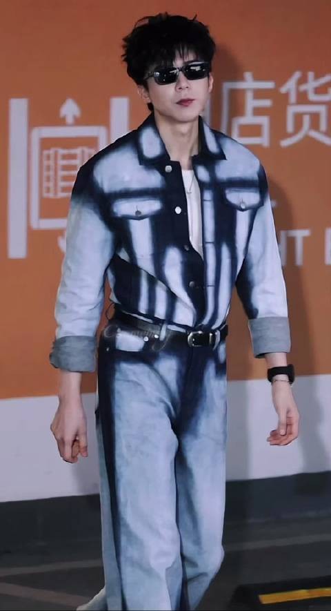 刘宇宁穿搭亮眼,行走的衣架子帅翻全场