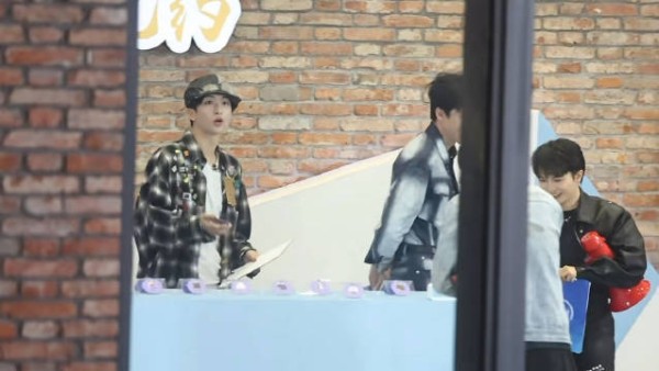 我也想上去和小狗聊天 Cr.一口一个啊噗噗 ·